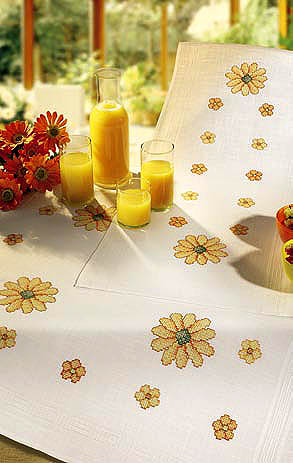 Gold Daisy table cover