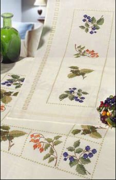 berries and fruits table runner
