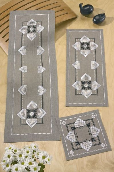 Hardanger Mats in Black and White on Natural