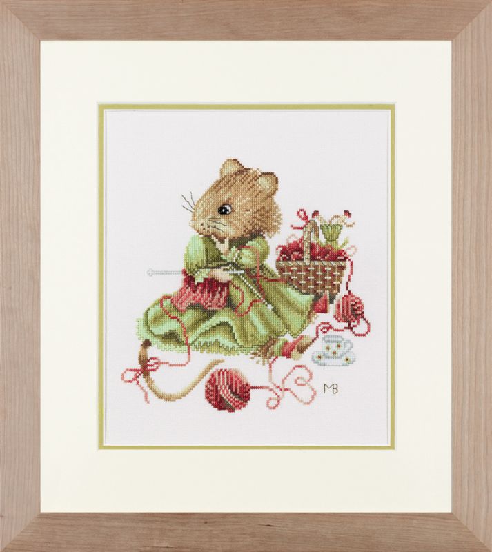 Vera the Mouse - Knitting