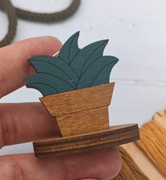 Succulant Set - needle minder and thread cutter (view 3)