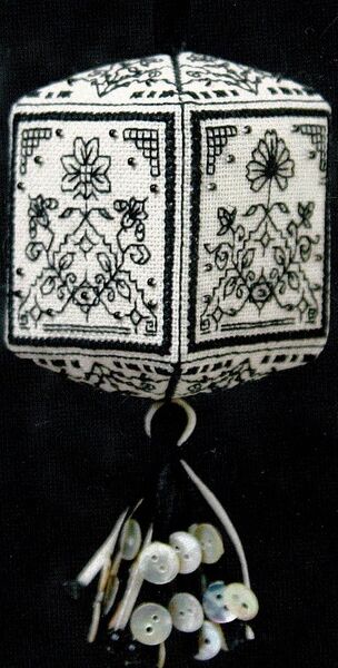 Blackwork Floral Quadrielle