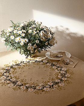 Circle of Ox-eye Daisy Table Cover