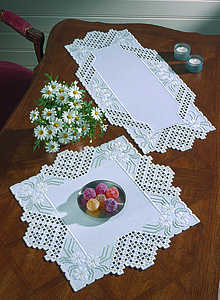 White daisy spray table centre - click for larger image
