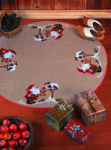 Santa with birds Christmas tree skirt - click for larger image