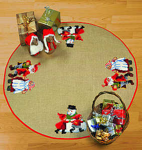 Snowman Christmas tree skirt - click for larger image