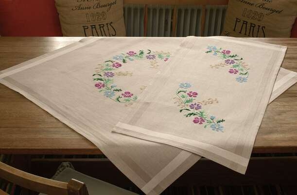 Daisies Table Runner - click for larger image