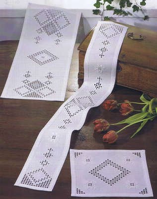 Openwork diamonds table runner - click for larger image