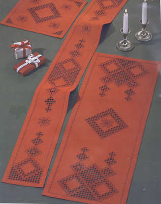 Christmas table runner - click for larger image