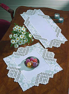 White daisy spray table runner - click for larger image