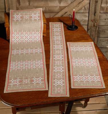 Snowflakes Table Runner - click for larger image